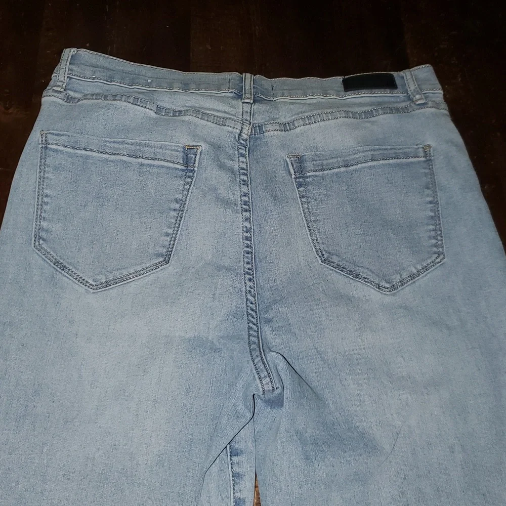 Nicole Miller High Rise Lt. Blue, Size 8, 5 Pocket Style, Button Fly Jeans. - Picture 5 of 10